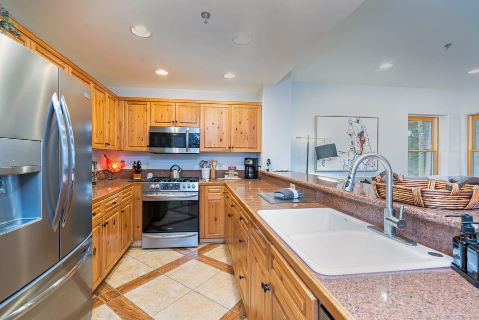 Condo, 3 Bedrooms | Private kitchen | Coffee/tea maker, fridge, oven, toaster