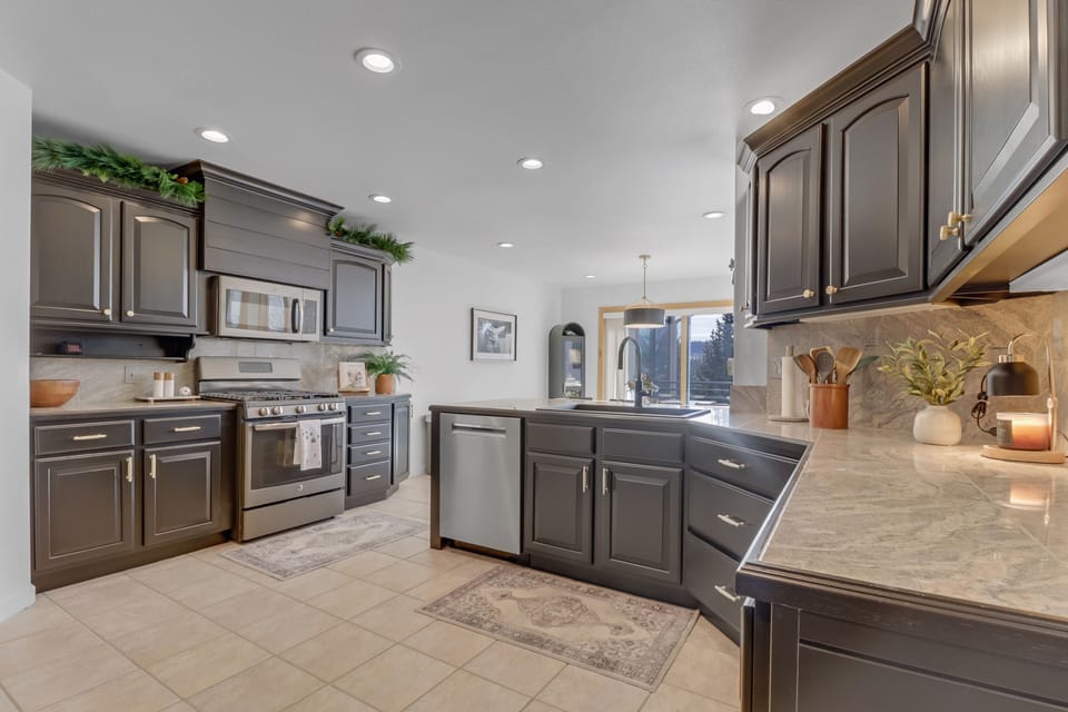 Townhome, 3 Bedrooms | Private kitchen | Fridge, oven, coffee/tea maker, toaster