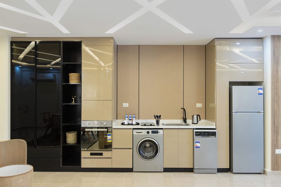 Deluxe Studio Suite, City View | Private kitchen | Fridge, microwave, stovetop, dishwasher