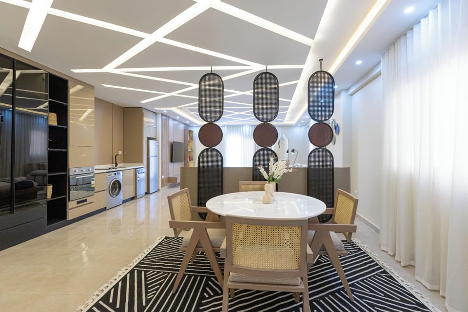 Deluxe Studio Suite, City View | Dining