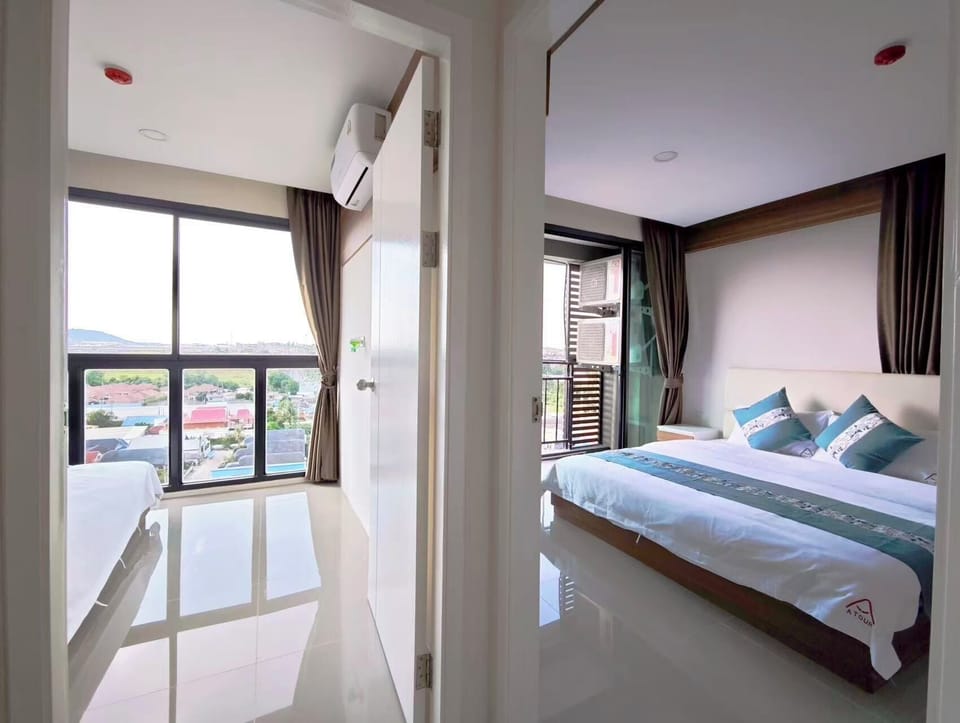 Comfort Suite, Balcony | Blackout drapes, free WiFi