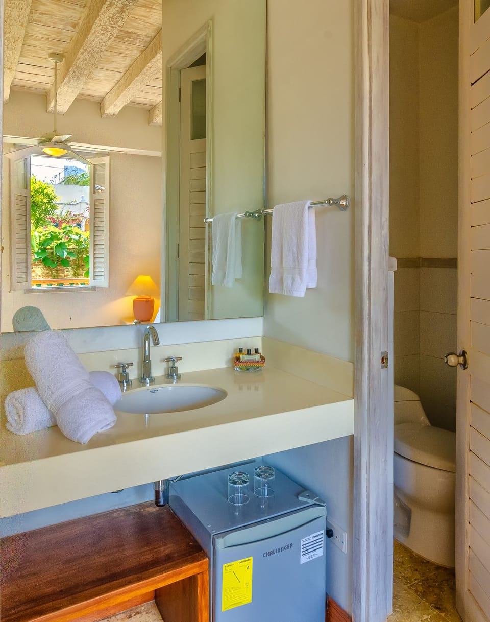 Classic Room | Bathroom | Shower, free toiletries, hair dryer, towels