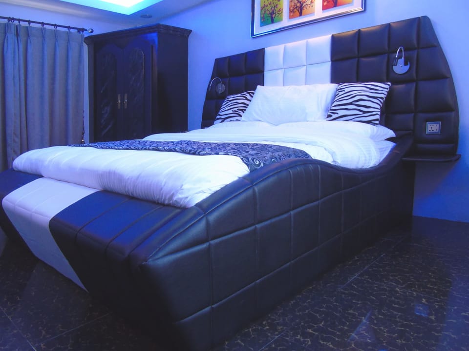 Elite Apartment, 1 King Bed, Kitchen | Desk, rollaway beds (surcharge), bed sheets