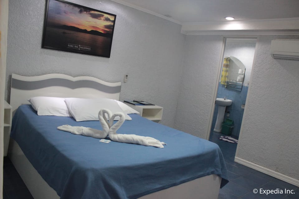 Deluxe Room | Desk, rollaway beds (surcharge), bed sheets