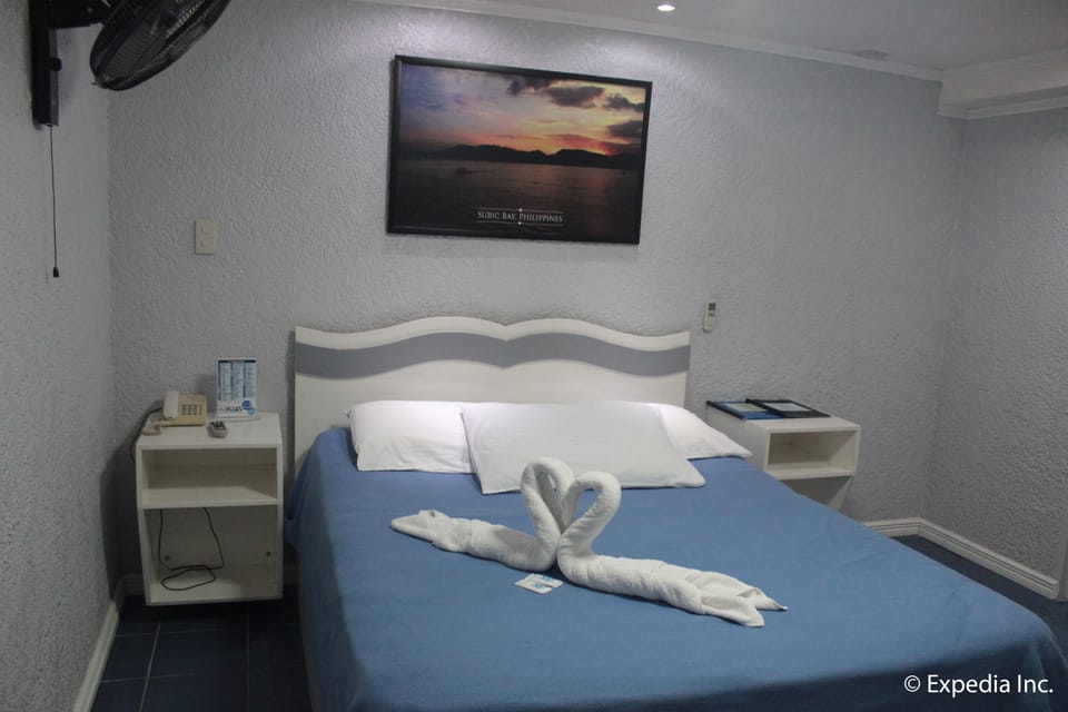Deluxe Room, Beachfront | Desk, rollaway beds (surcharge), bed sheets