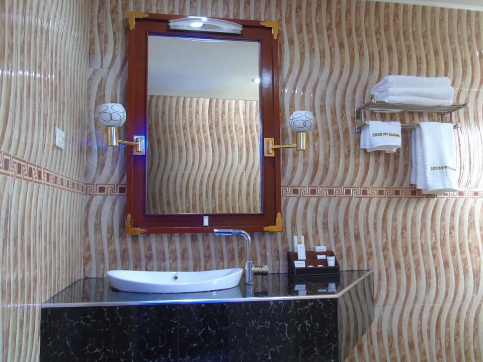 Elite Apartment, 1 King Bed, Kitchen | Bathroom | Shower, free toiletries, bidet, towels