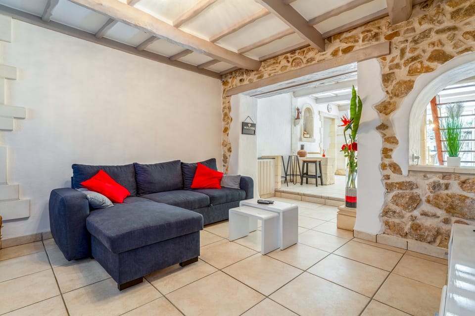 Lucciano Village House, 6 Guests – Private Pool, Wi-Fi & Air Conditioning House in Provence-Alpes-Côte d'Azur