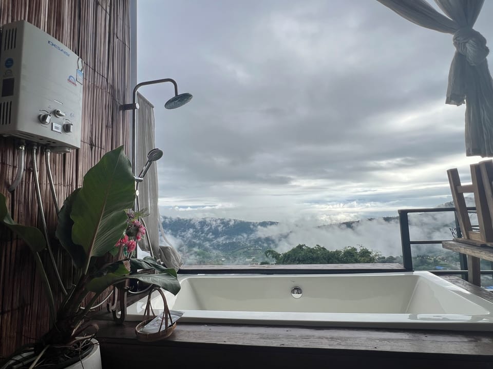Classic Room, Lanai, Hill View | Living area
