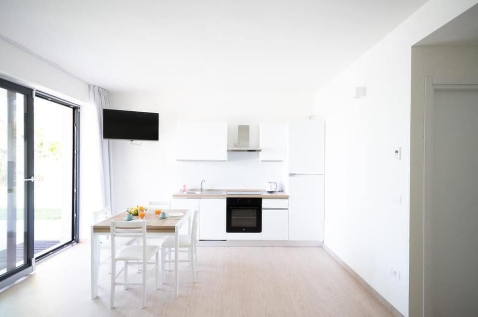 Apartment, Balcony, Lake View | Private kitchen