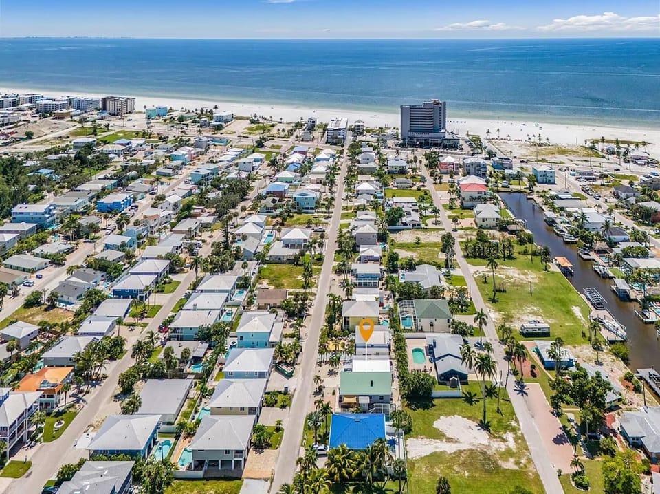 House, Multiple Beds (Into The Mystic) | Aerial view
