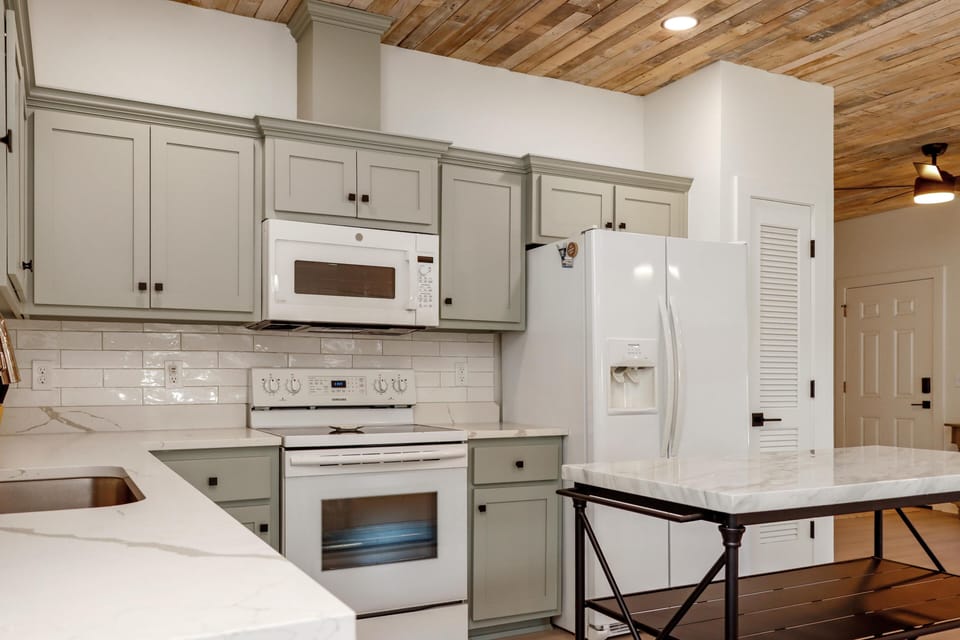 House, Multiple Beds (My Time) | Private kitchen