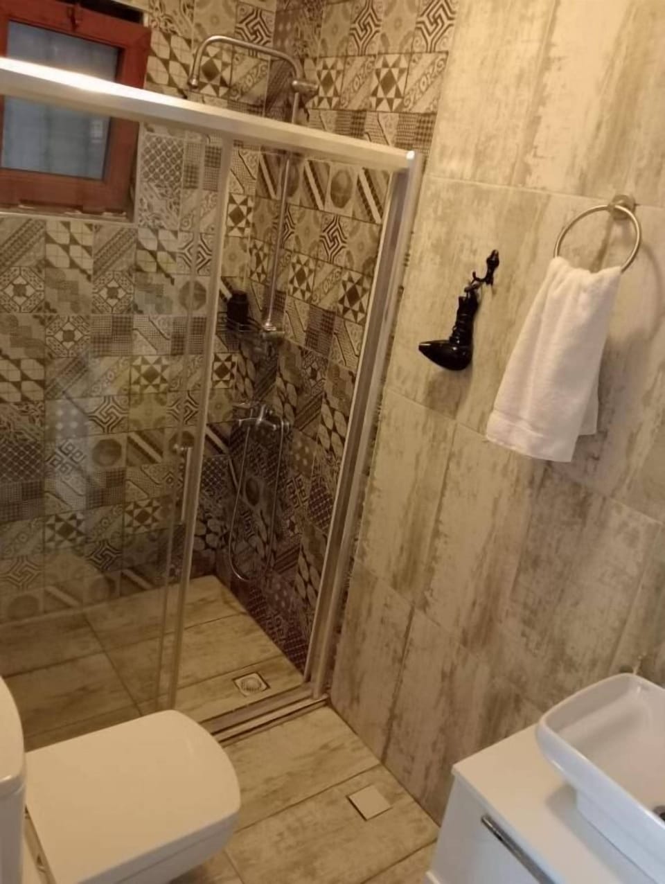 Shower, free toiletries, hair dryer, towels