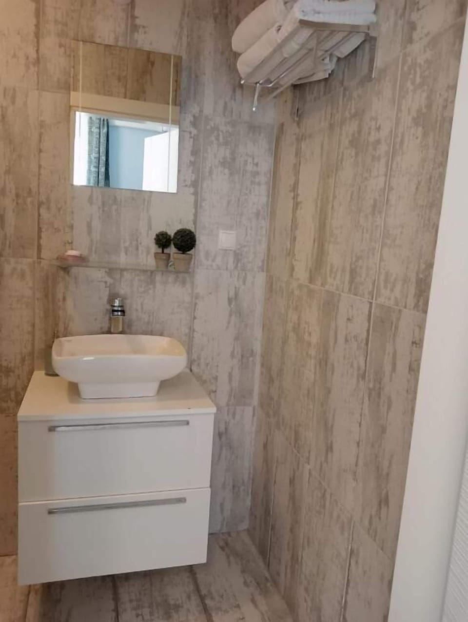 Shower, free toiletries, hair dryer, towels