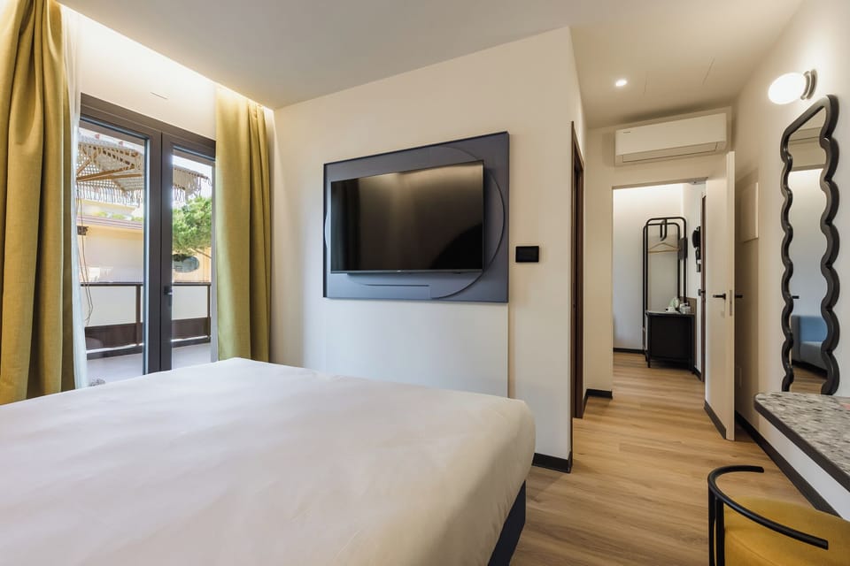 Suite, Terrace | Hypo-allergenic bedding, minibar, in-room safe, soundproofing