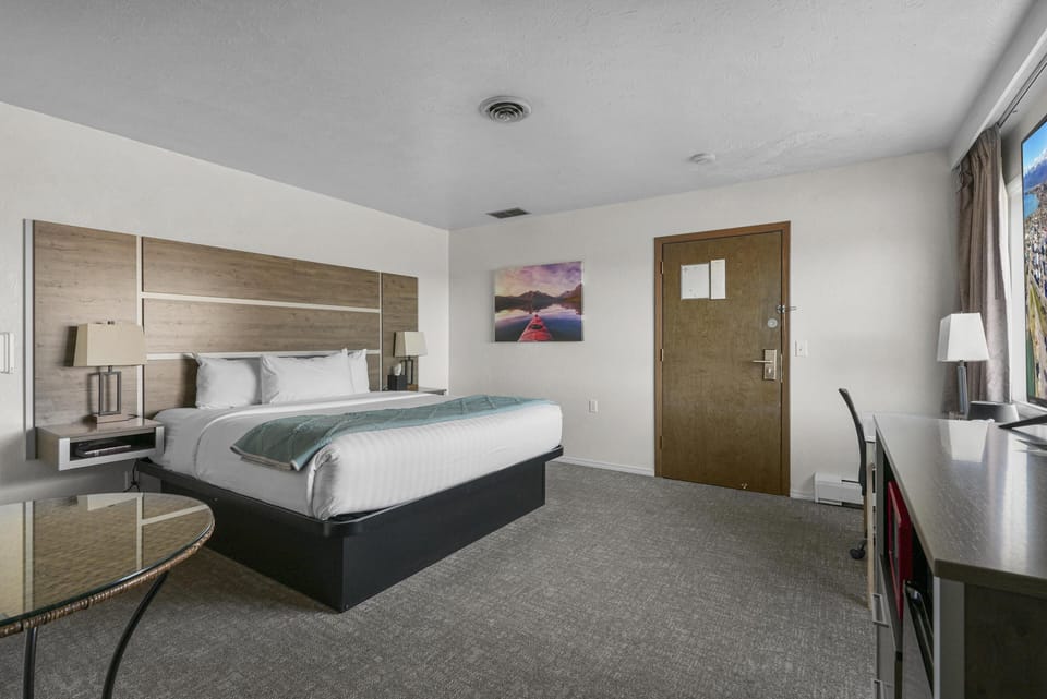 Charming King Room with Peaceful Setting & Lake Views image 3