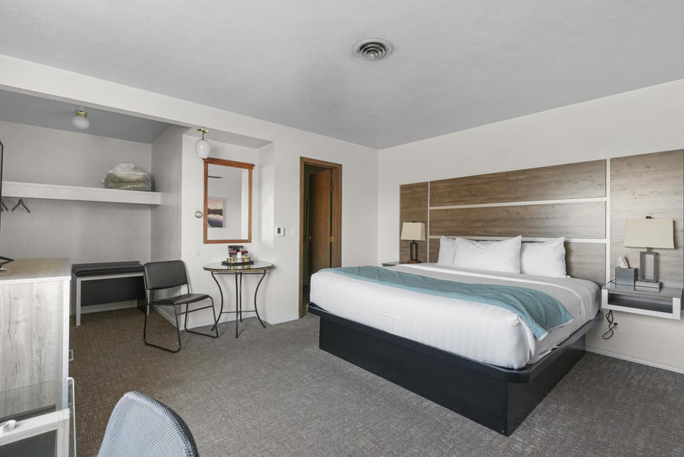 Charming King Room with Peaceful Setting & Lake Views image 2