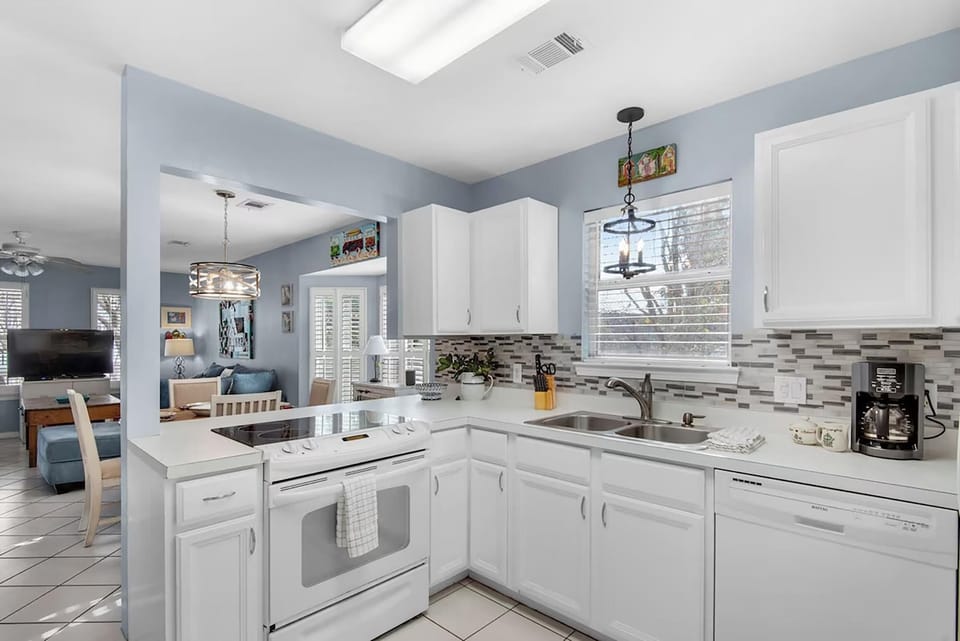 House, Multiple Beds (Best Nest) | Private kitchen