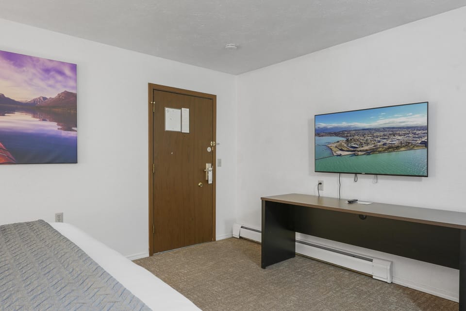1 King Bed, No Window (Interior Access) image 4