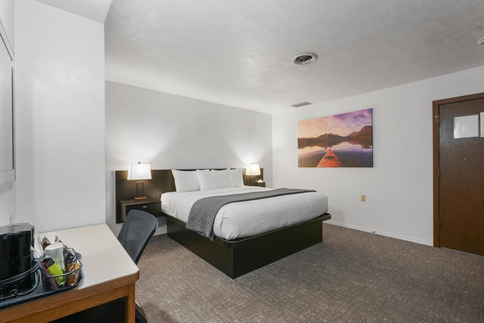 1 King Bed, No Window (Interior Access) image 3