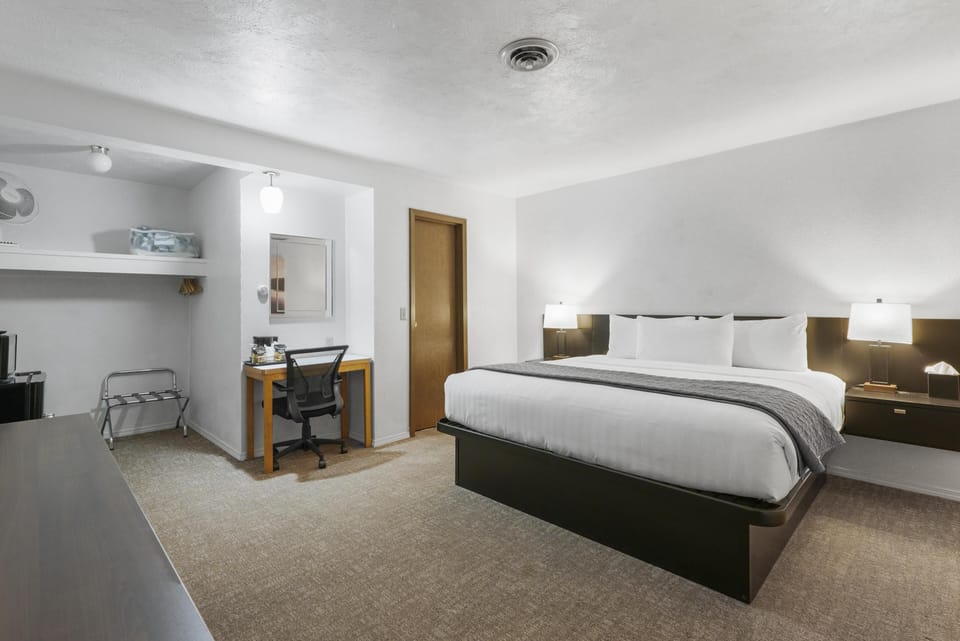 1 King Bed, No Window (Interior Access) image 2