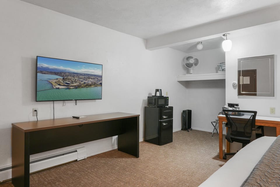 1 King Bed, No Window (Interior Access) image 5