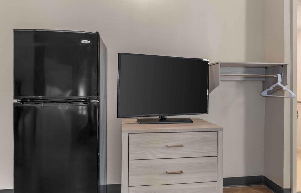 Desk, laptop workspace, WiFi (free), bed sheets