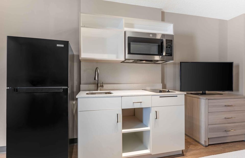Standard Studio, 1 King Bed | Private kitchen | Fridge, microwave, stovetop