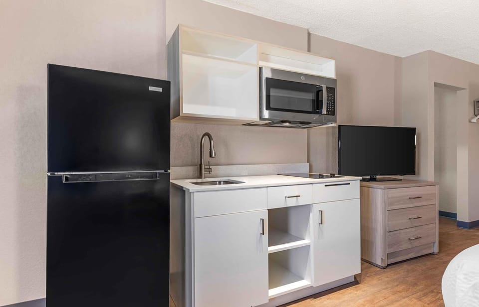 Standard Studio, 1 Queen Bed | Private kitchen | Fridge, microwave, stovetop