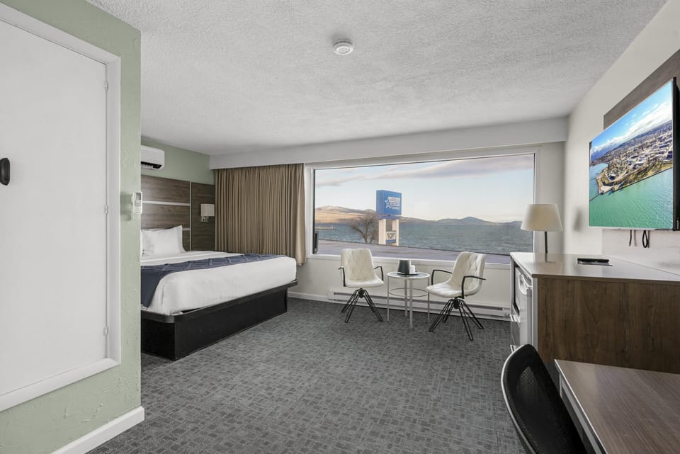 Premium Room, 1 King Bed, Lake View image 4