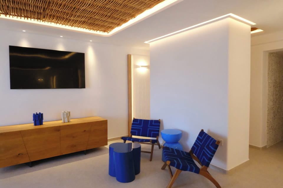  Mando Pool Suite | Living area | TV