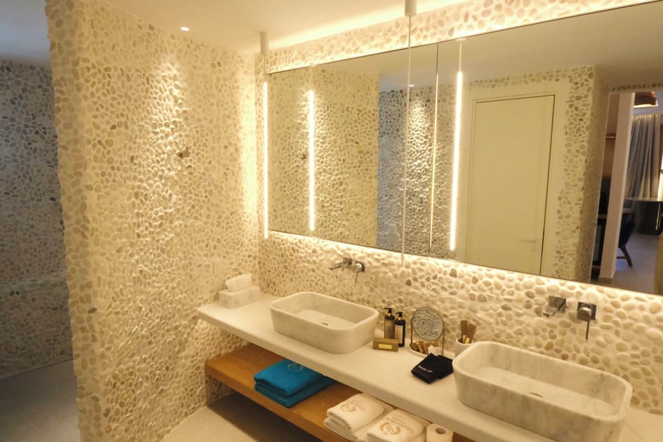  Mando Pool Suite | Bathroom | Shower, hair dryer, towels, soap