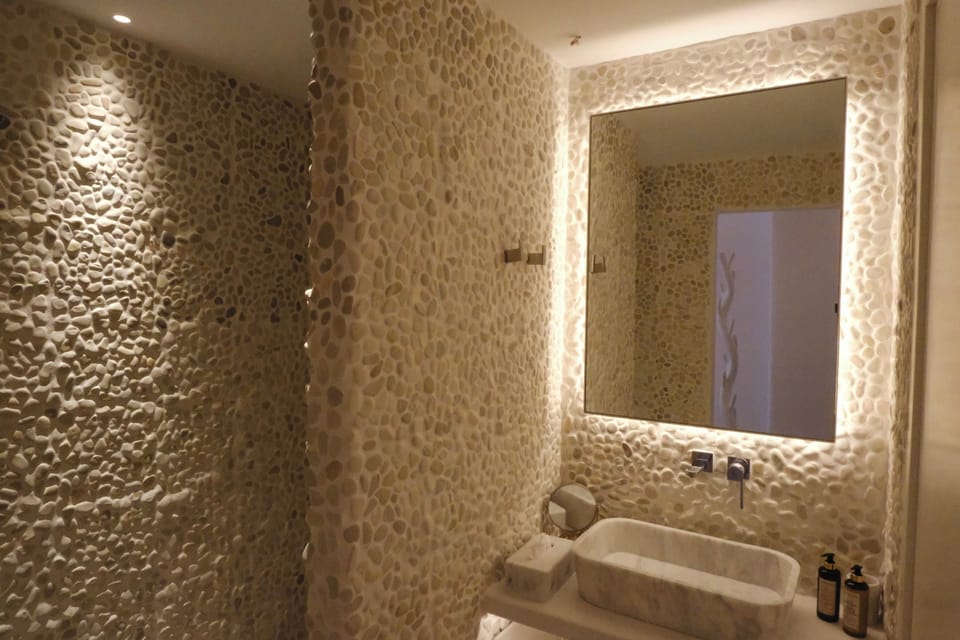 Delia Suite | Bathroom | Shower, hair dryer, towels, soap