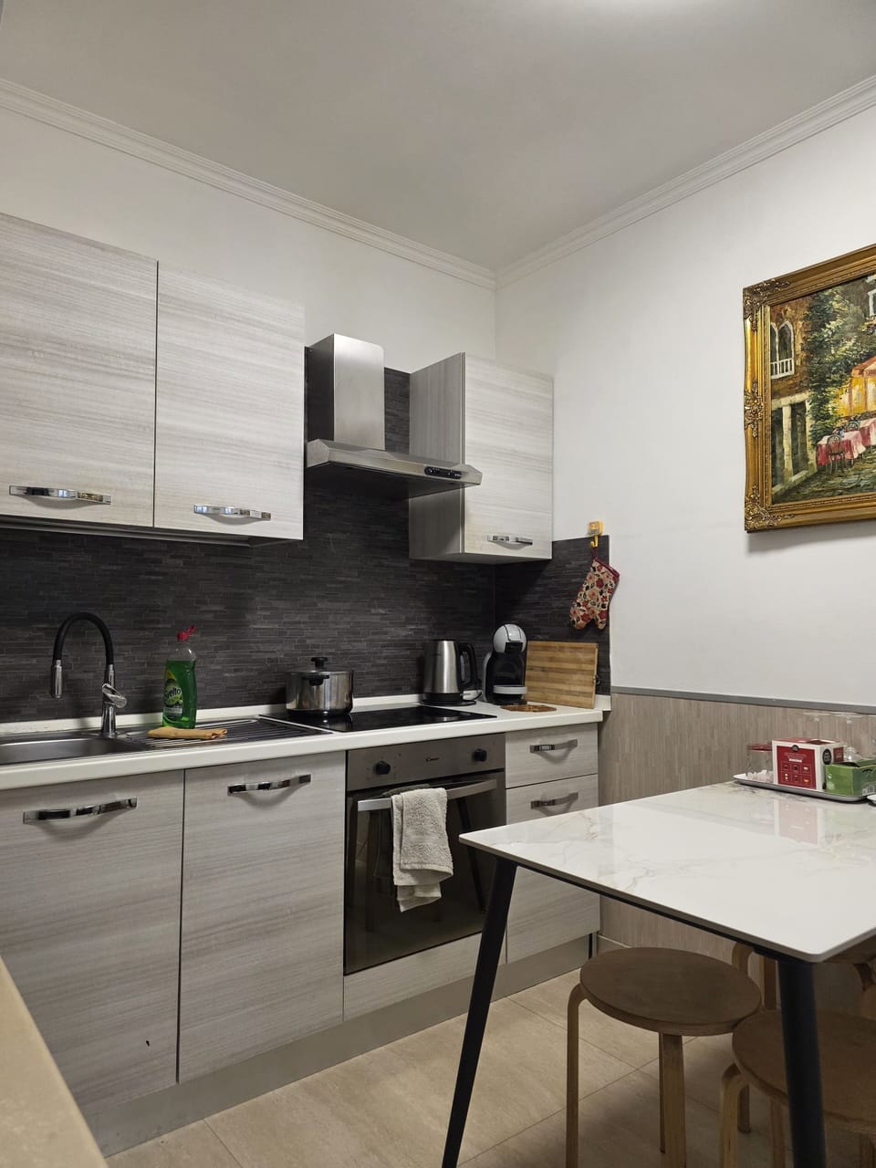 Full-size fridge, microwave, oven, stovetop