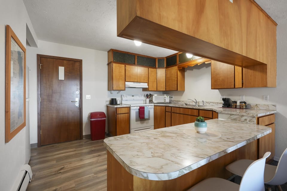2 Queen Beds Kitchen Suite Non-Smoking image 9