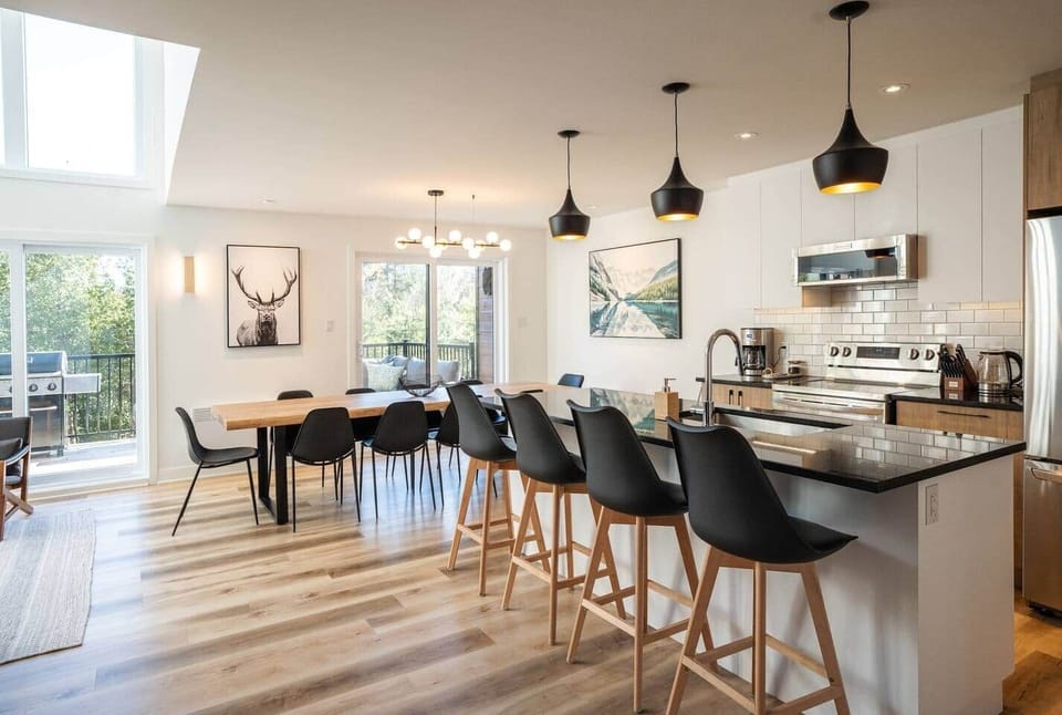 Modern fully equipped kitchen with island-perfect for family meals & gatherings