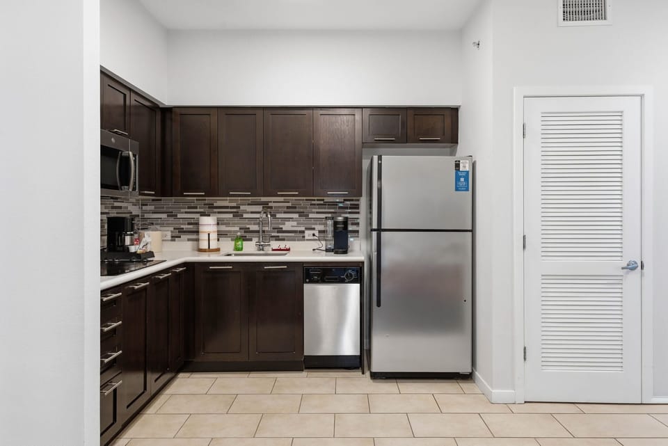 Apartment (2 Bedrooms) | Private kitchen | Microwave, dishwasher, cookware/dishes/utensils, dining tables