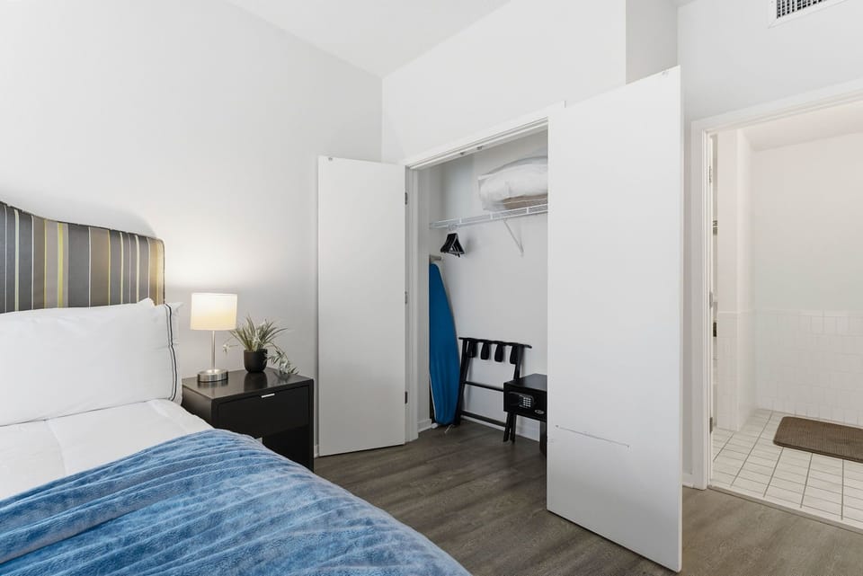 Apartment (2 Bedrooms) | 2 bedrooms, desk, laptop workspace, blackout drapes