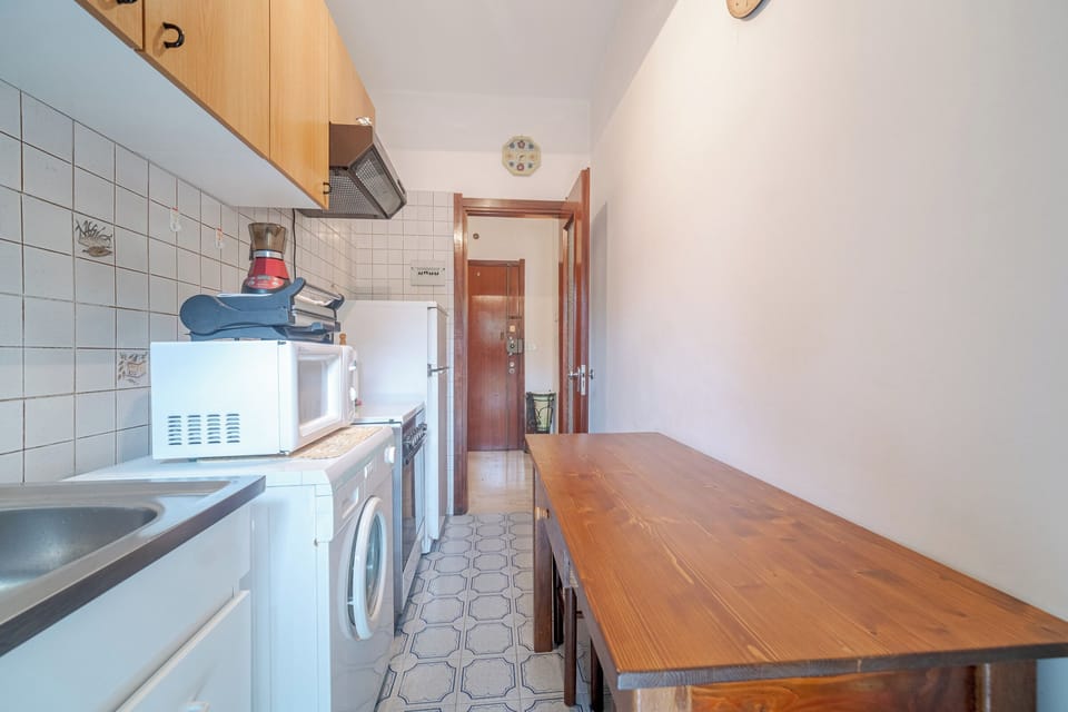 Full-size fridge, microwave, oven, stovetop