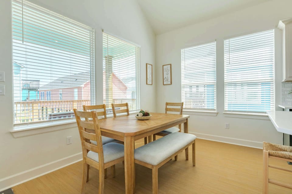 Dining Room table with 6 seats 