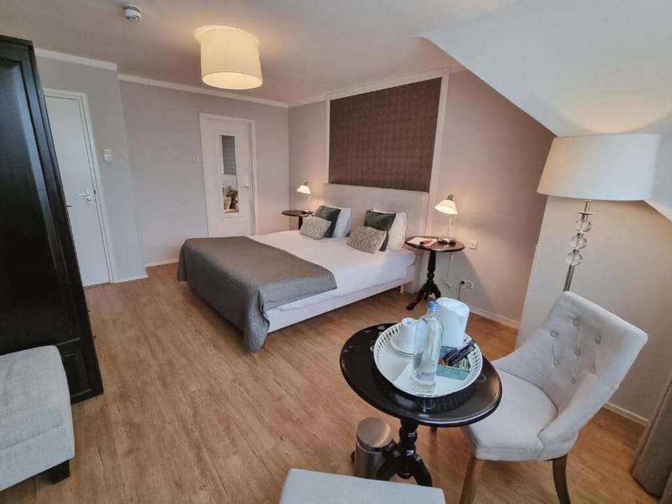 Deluxe Double Room, 1 King Bed, Hill View | Iron/ironing board
