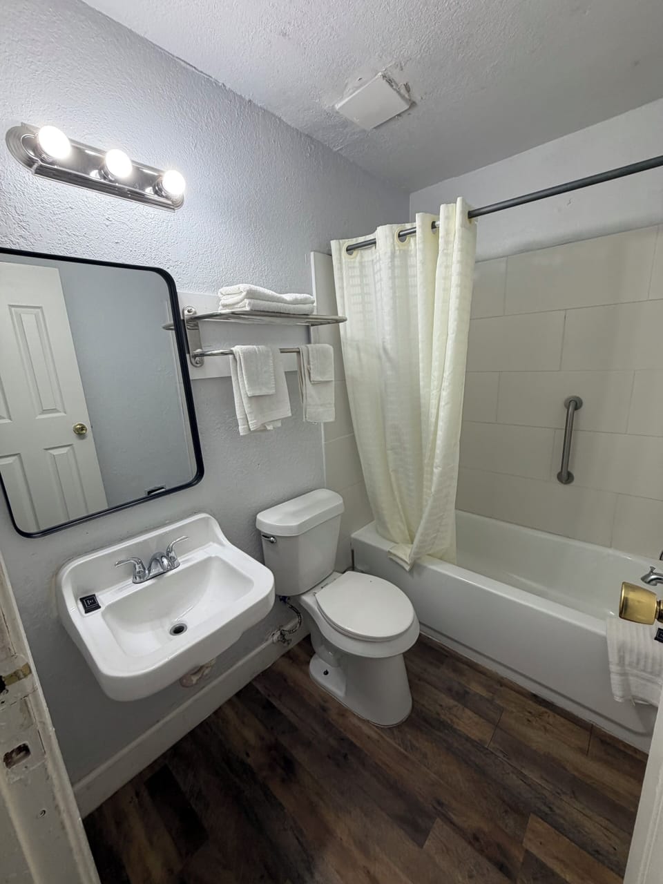 Combined shower/tub, towels, soap, shampoo
