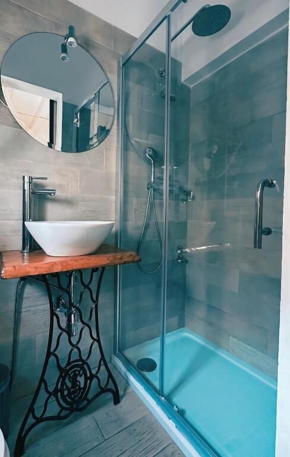 Deluxe Double Room, Balcony, Partial Sea View | Bathroom | Hair dryer, towels, soap, shampoo