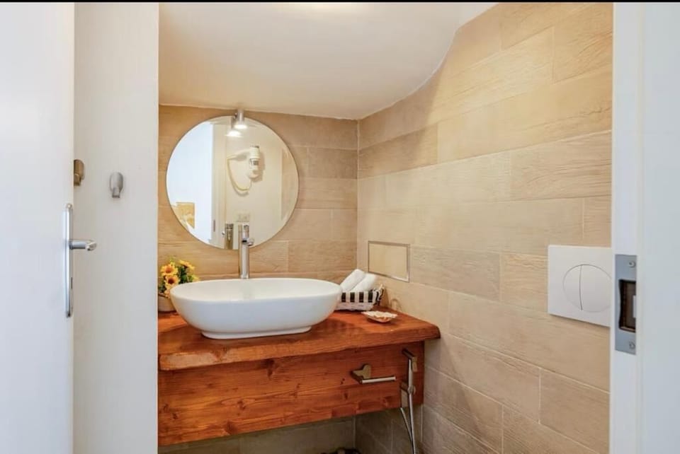 Superior Double Room, City View | Bathroom | Hair dryer, towels, soap, shampoo