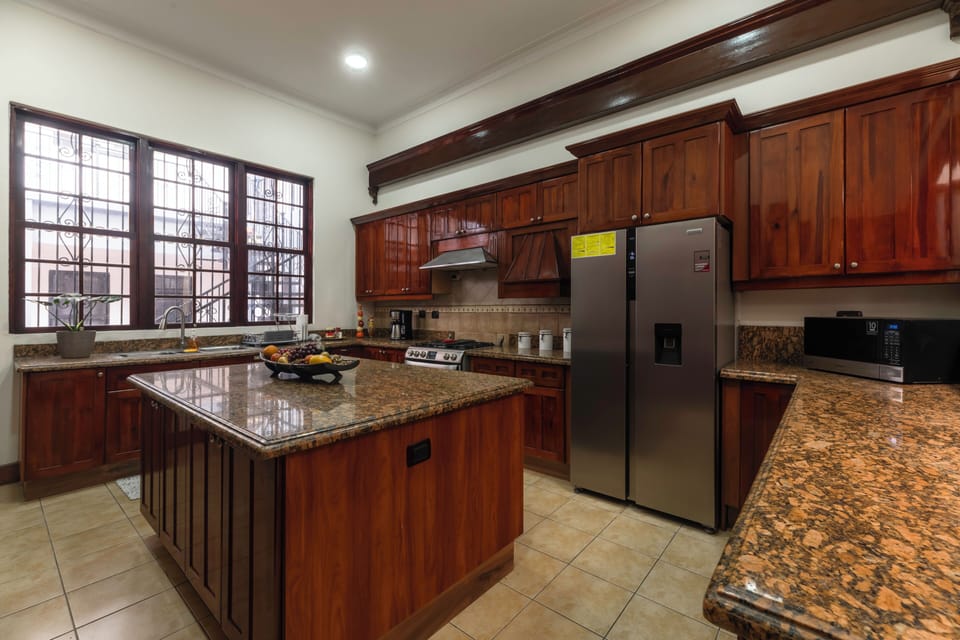 Full-size fridge, microwave, oven, stovetop