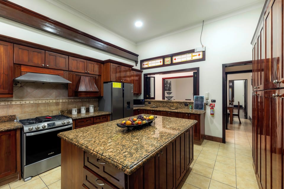 Full-size fridge, microwave, oven, stovetop
