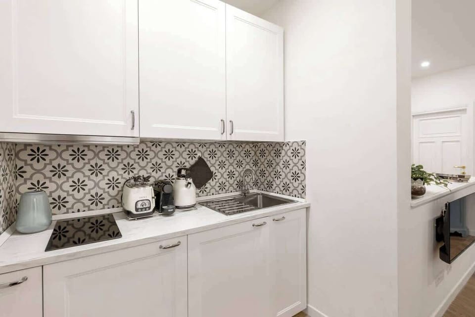 Detail fo the kitchen. There is also a washer-drier machine in one of the cabinets.