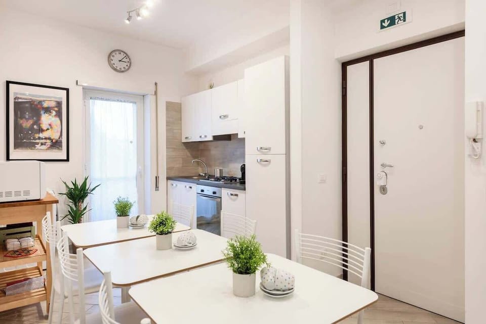 Nice and kitchen with dinning area.