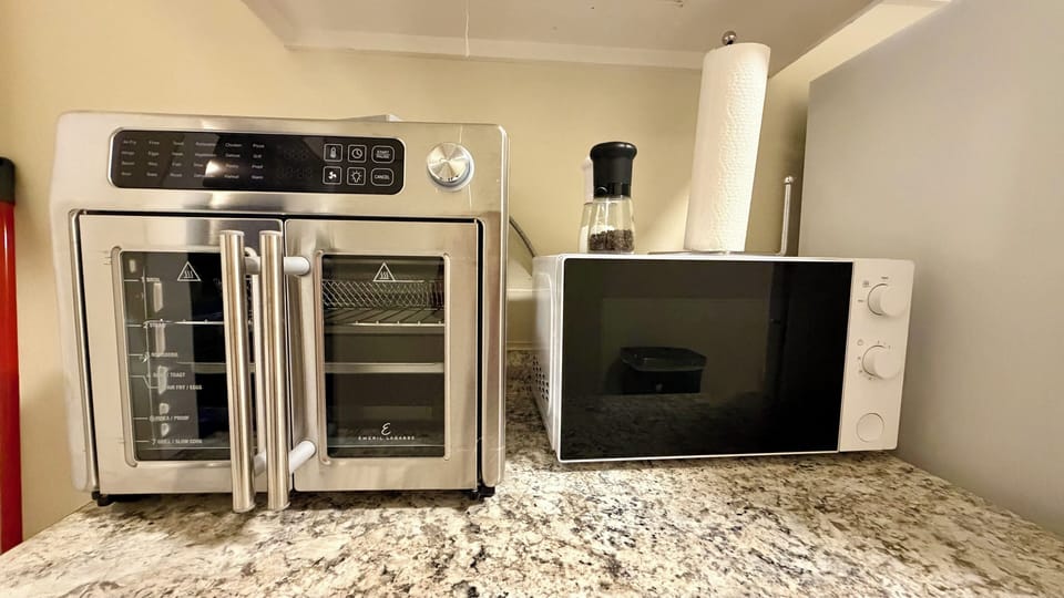 Classic Apartment, 2 Bedrooms, Kitchen, Courtyard Area | Private kitchen | Coffee/tea maker, fridge, microwave, stovetop