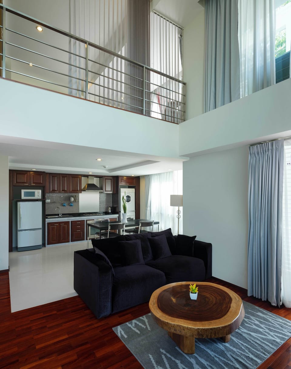 Loft, 1 Bedroom, Lanai, City View | Living area | 32-inch flat-screen TV with cable channels, TV