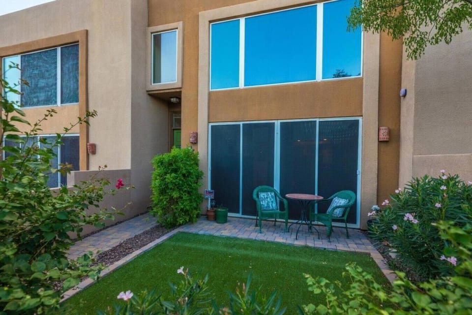 Front yard with turff and seating
